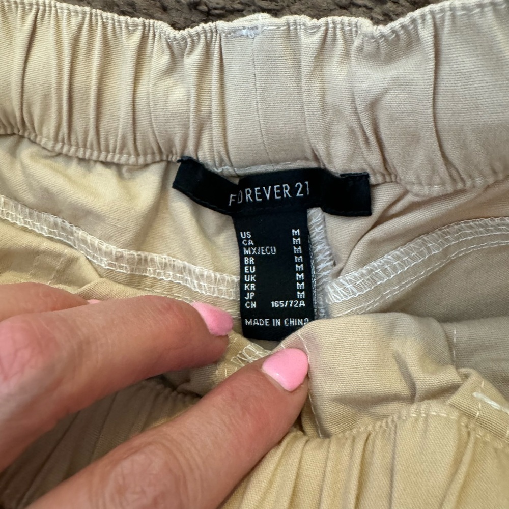 2 FOR $20 Forever 21 Beige Carpenter Cargo Shorts Safari High Rise Elastic M NEW - Picture 3 of 7